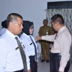 Penyematan tanda peserta oleh sekretaris daerah Diklat Penguatan Kompetensi Pengawas Sekolah 2018